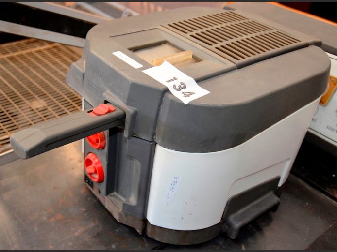 DELONGHI DEEP FRYER [Switches on, untested further, lid loose]