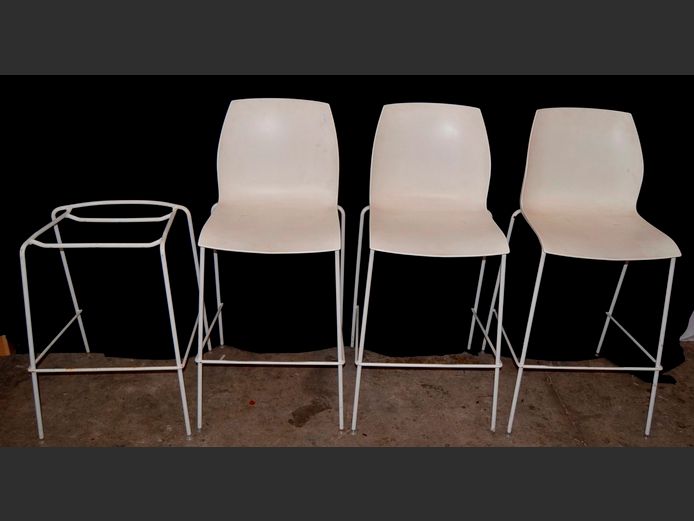 SET OF 3 WHITE METAL & PLASTIC BAR CHAIRS & A CHAIR FRAME, 74cm High