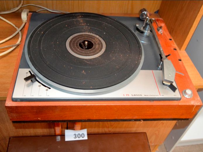 VINTAGE LENCO TURNTABLE [Switches on, untested further]