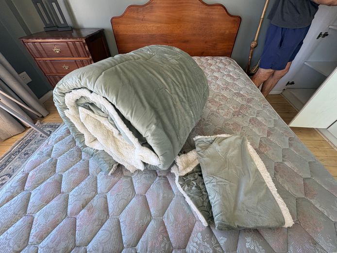 Queen size duck egg coloured comforter with two pillow cases - brand new