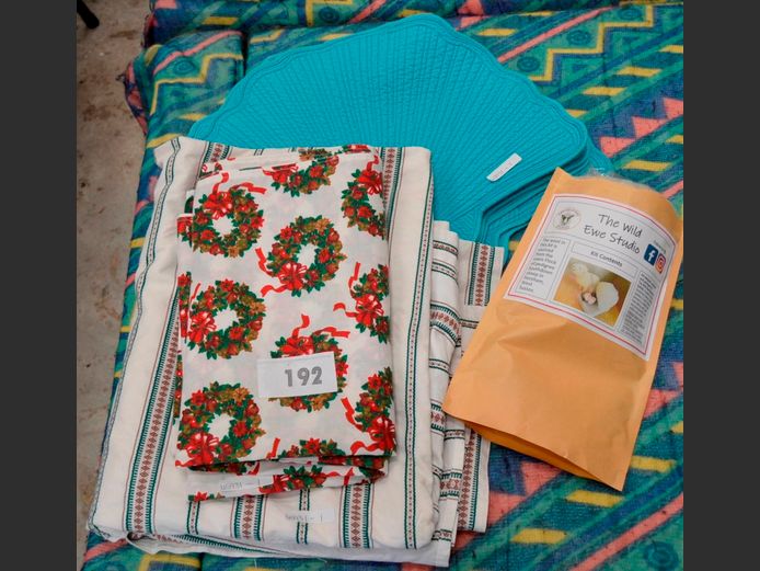 LOT: 2 x TABLECLOTHS, PLACEMATS, etc