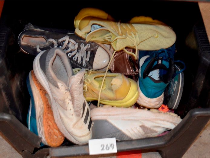 ASSORTED SHOES: NIKE, ADIDAS, CONVERSE, etc