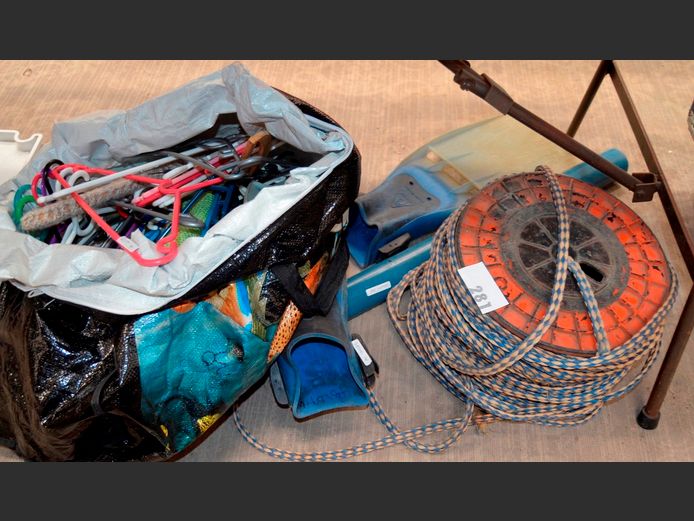 LOT: PRAWN PUMP, PAIR BLUE FLIPPERS , MOORING ROPE, COAT HANGERS, etc [7,14]