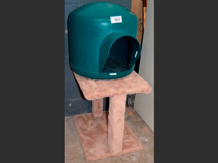 SMALL PLASTIC DOG KENNEL & CAT SCRATCHING POST