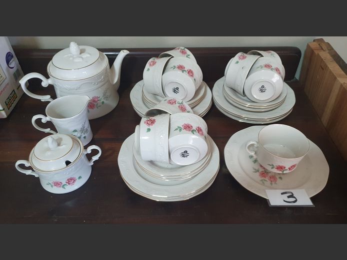 HUGUENOT ROYALE PART TEA SET