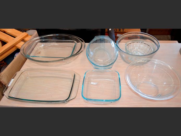 ASSORTED GLASS OVEN DISHES & MIXING BOWLS