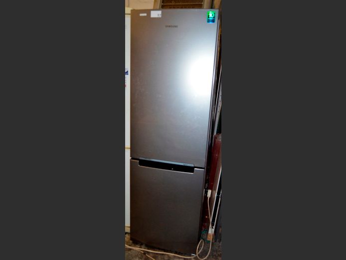 SAMSUNG STAINLESS STEEL FRONT FRIDGE FREEZER [Switches on, faulty] [#: 413487409]