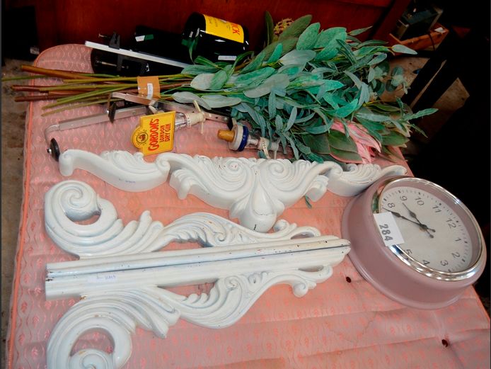 WALL CLOCK, EVERLASTING FLOWERS, BAR OPTICS, etc