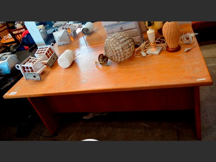 OAK FINISH DESK, 162 x 92 x 74cm [Watermarks] [#: 403626922]