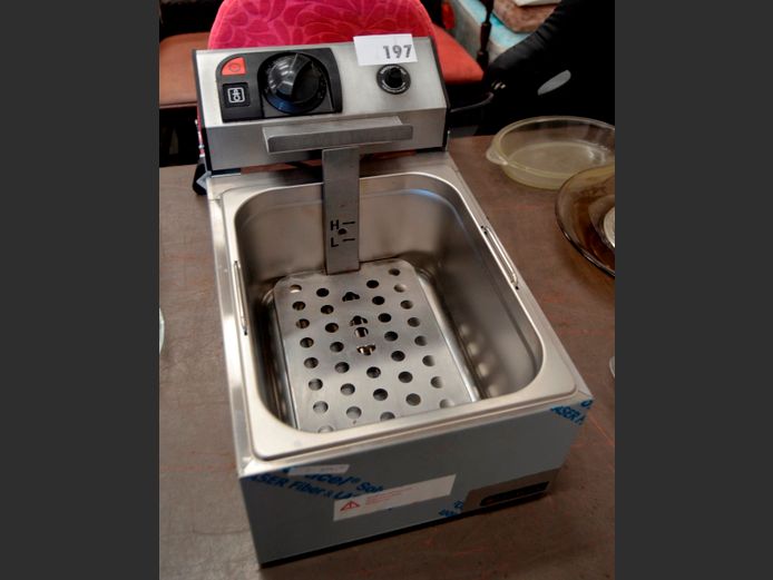 SINGLE BIN CHIP FRYER, 45 x 28 x 28cm [Faulty, no basket]