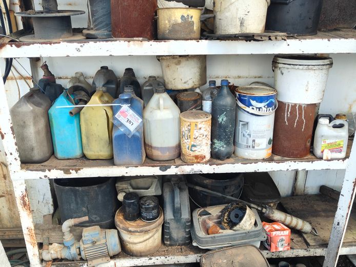 LOT PLASTIC CONTAINERS