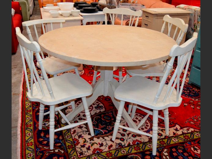 WHITE PAINTED CIRCULAR DINING TABLE WITH 5 SPINDLE BACK CHAIRS, 118cm Diameter x 76cm High
