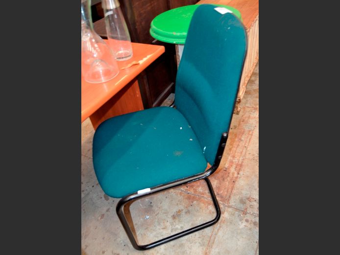 GREEN SLEIGH BASE VISITOR'S CHAIR [Needs a clean]