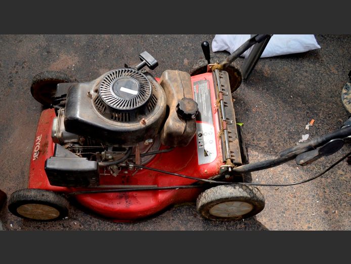 RYOBI PETROL LAWNMOWER [Faulty, no grass catcher]