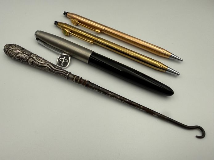 Lot of pens, including a Parker pen