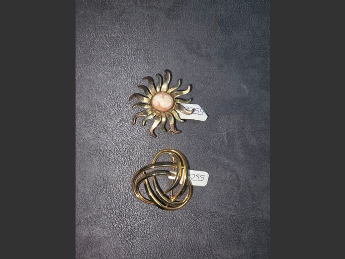 12CT YG CAMEO FLOWER BROOCH 6.45g & GOLD COLOURED SWIRL BROOCH 3.89g