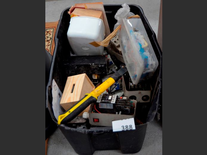 LOT LOT: CIRCUIT BREAKERS, etc