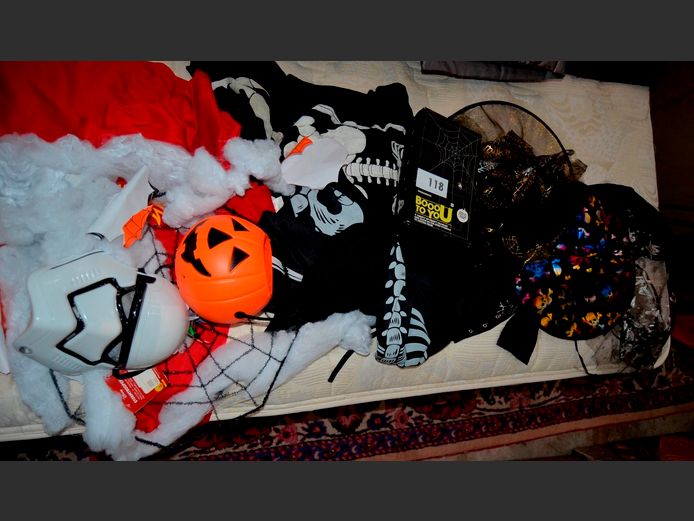LOT: HALLOWEEN COSTUMES