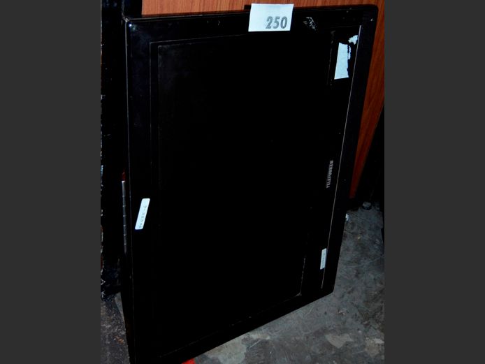 TELEFUNKEN 24" LCD TV [Screen cracked] ### LICENCE PLEASE ###