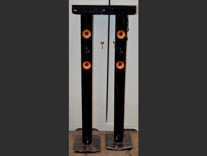 LG 3D BLURAY PLAYER WITH PAIR TALLBOY SPEAKERS [Switches on]