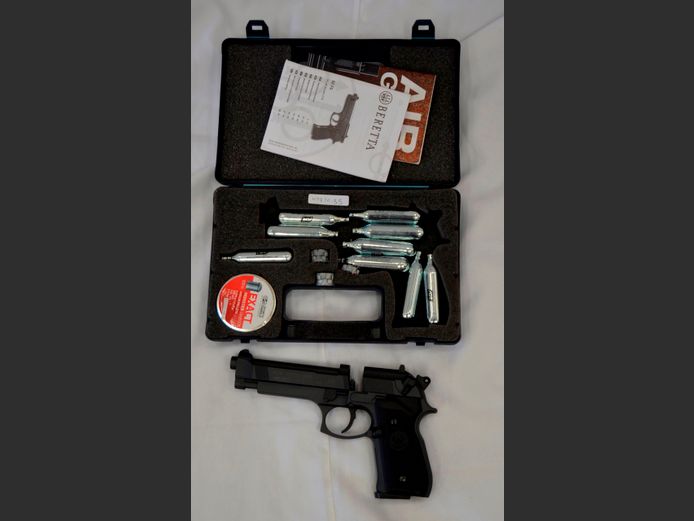 BERETTA GAS POWERED PELLET GUN IN CASE