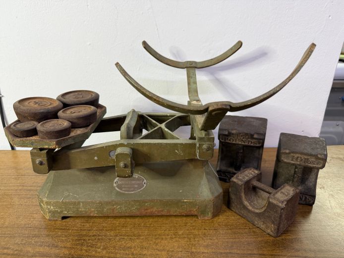 Set of Weights + Vintage Scale 