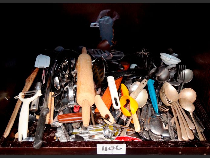 ASSORTED CUTLERY & KITCHEN UTENSILS