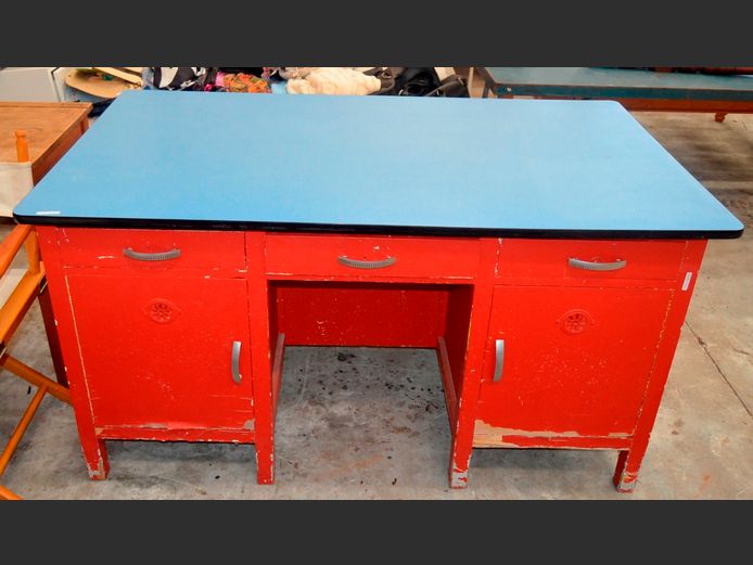 RED PAINTED 5-DOOR, 3-DRAWER DOUBLE SIDED ARTIST'S DESK, 152 x 84 x 82cm [Needs re-painting]	