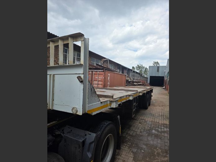 Henred Fruehauf Flatbed trailer