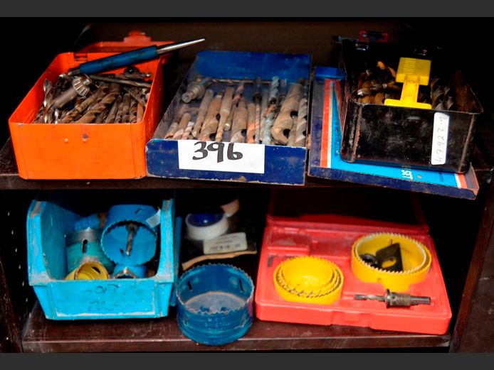 LOT: HOLE SAWS & DRILL BITS