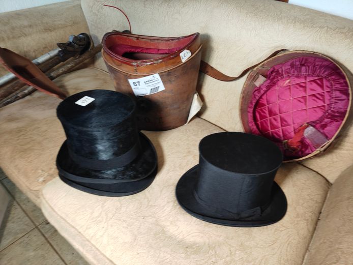 TOP HATS & HAT HOLDER