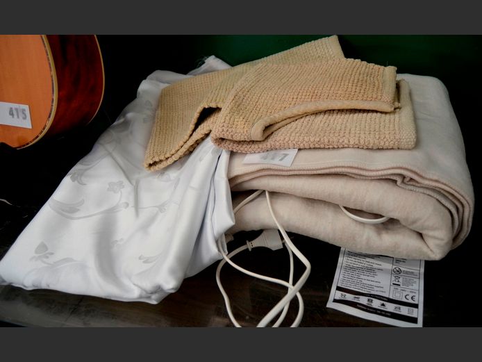 ELECTRIC BLANKET, DUVET COVER, BATH MAT, etc [Untested]