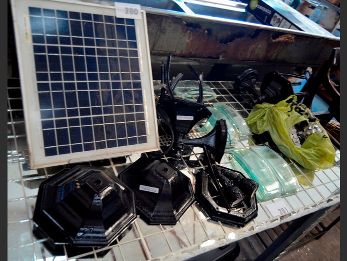 LOT: PORCH LIGHTS WITH SMALL SOLAR PANEL [Untested]