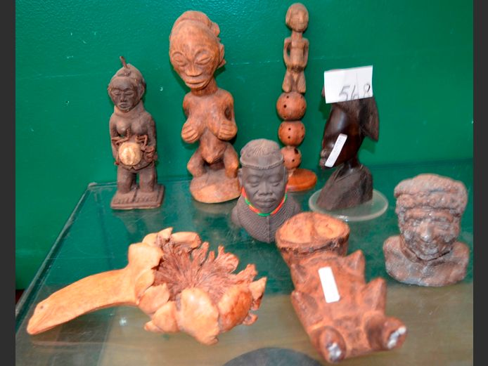 COLLECTION CARVED AFRICAN ORNAMENTS