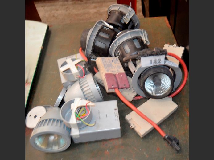 LOT: SPOTLIGHTS WITH BALLASTS [Untested]