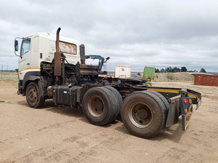 2009 Hino 700 D-axle Horse