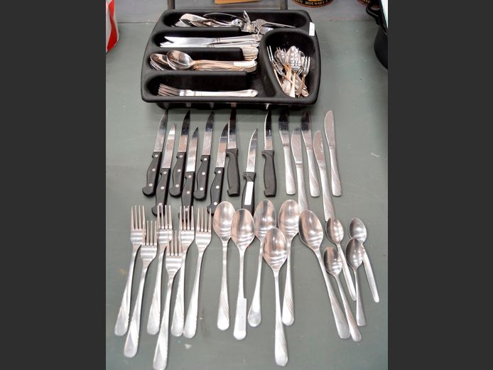 ASSORTED CUTLERY IN TRAY