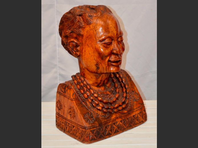 CARVED BUST OF A MALAWIAN LADY BY WILLIAM, 33 x 20 x 48cm