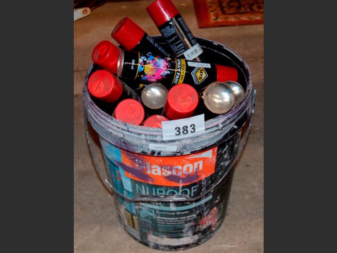 JOB LOT: ASSORTED SPRAY PAINTS