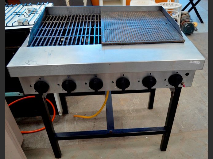 STAINLESS STEEL GAS GRILL, 81 x 64 x 92cm [Untested, 2-Burners needed]