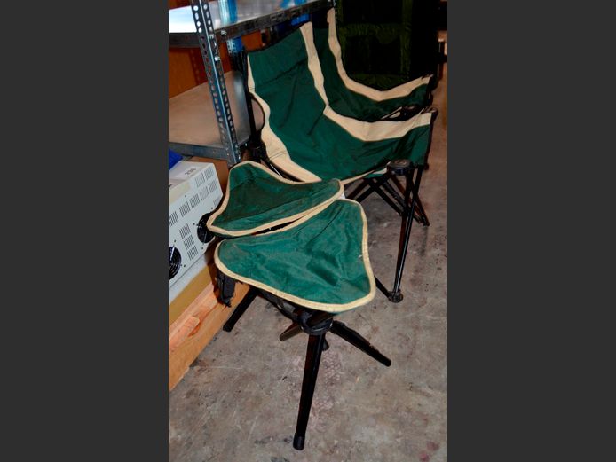 LOT: 2 x CAMPING CHAIRS & 2 x CAMPING STOOLS