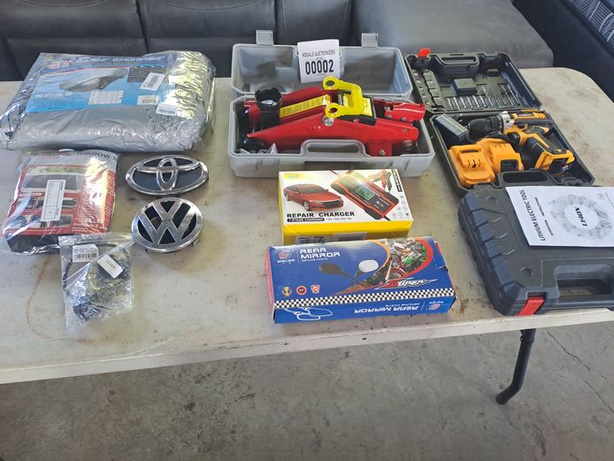 LOT OF POWERTOOLS /BMW DIAGNOSTIC CABLE/ BATTERY CHARGER/ 2TON JACK/ CAR COVER 