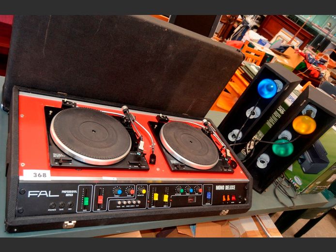 FAL PROFESSIONAL SERIES MONO DELUXE MIXING DECK WITH DISCO LIGHTS, 95 x 51 x 21cm & 43 x 14.5 x 53cm [Switch on]