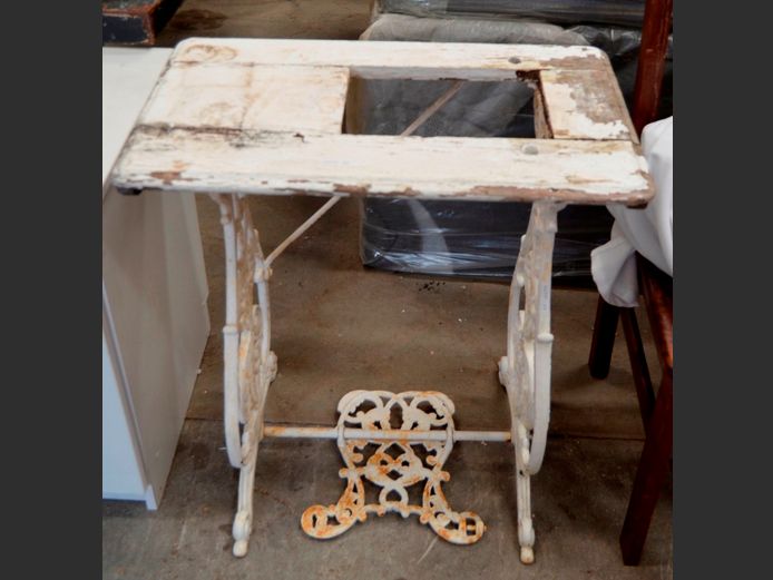 ANTIQUE WHITE PAINTED CAST IRON SEWING MACHINE STAND, 63 x 39 x 68cm [Top needs replacing]