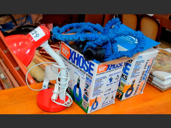 LOT: 2 x EXPANDABLE HOSES & AN ADJUSTABLE DESK LAMP