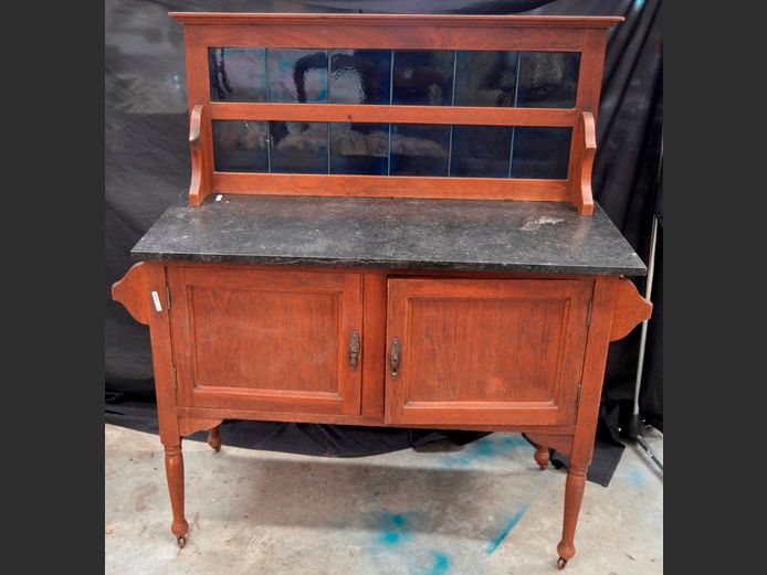 TEAK 2-DOOR WASH STAND WITH TILED SPLASHBACK, 115 x 49 x 125cm