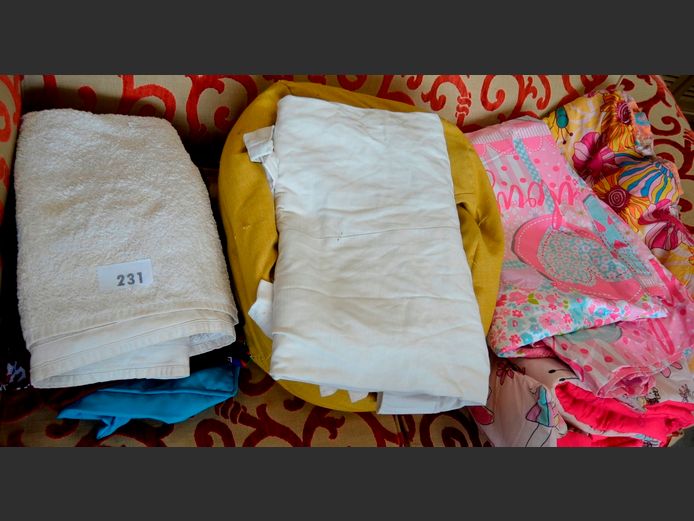 LOT: BEDSPREADS, CURTAIN, TOWEL, POUFFE, etc