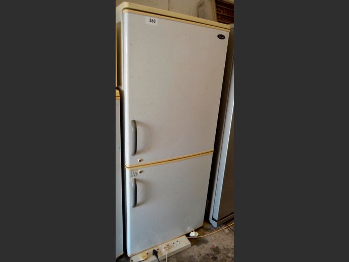 FUCHSWARE 445 LITRE FRIDGE FREEZER [Only freezer getting cold]