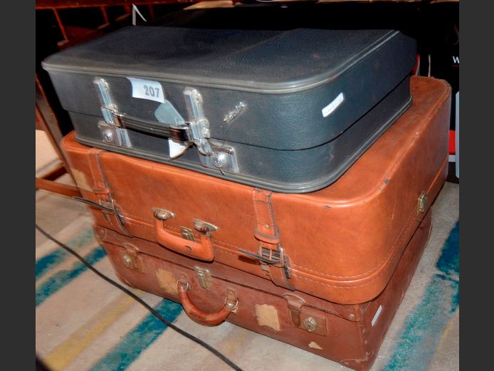 LOT: 3 x VINTAGE SUITCASES