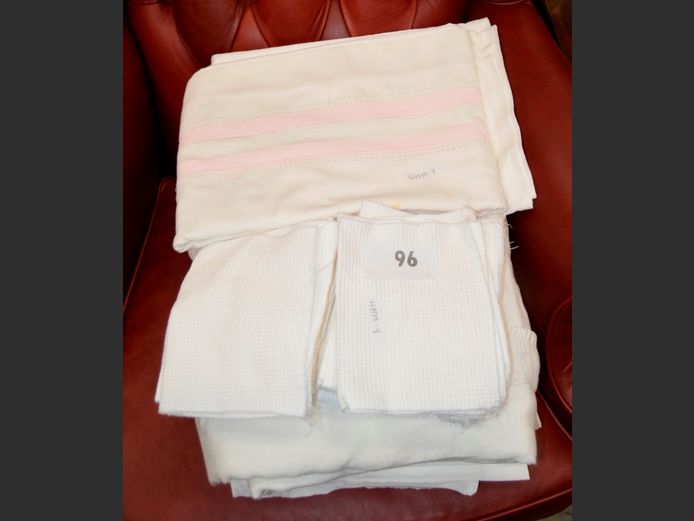 LOT: TABLECLOTHS & NAPKINS
